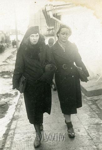 KKE 155.jpg - Helena Orzechowska z córką Alicją na ulicy Szerokiej, Krzemieniec, 1938 r.